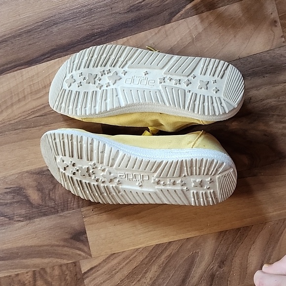 Hey dude Womens Size 6 Yellow Shoes - Picture 4 of 8